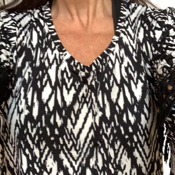 Linda Leal tunic with lace bell arms - Picture 9 of 9